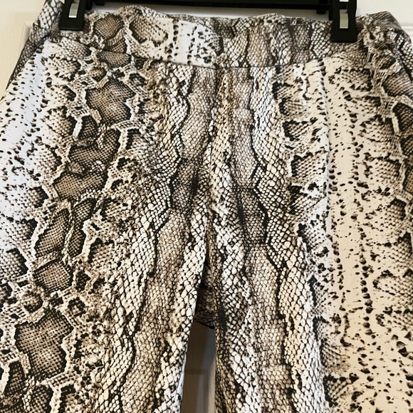 PETITE SMALL Snake Print Crop Pants - Picture 2 of 3